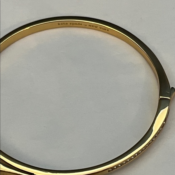 GUC Kate Spade New York Love Notes Pave Bow Gold Tone Hinged Bangle Bracelet - Picture 6 of 8